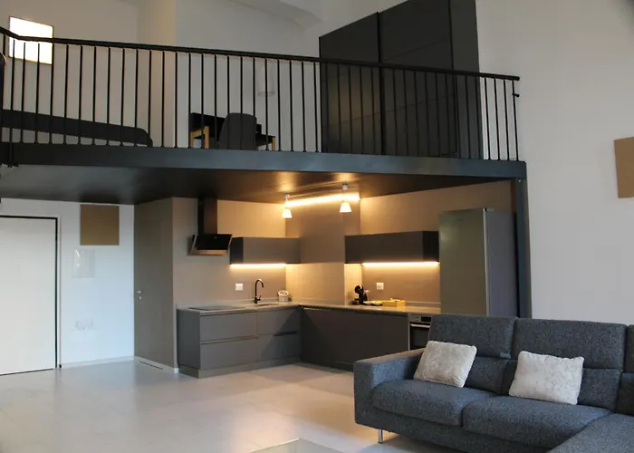 Space Loft - Close To M5 Subway - Free Parking - Sky & Netflix Tv
